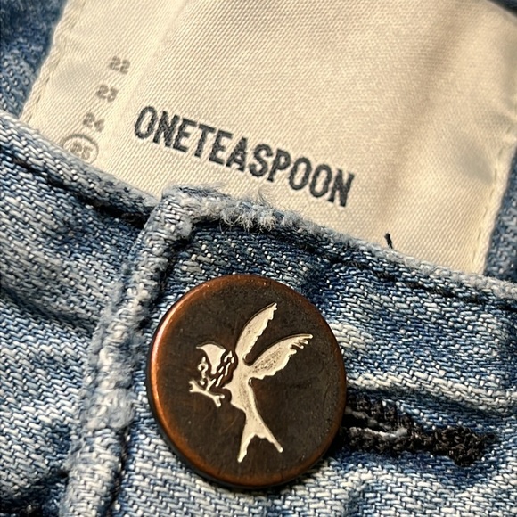 One Teaspoon Bandit Denim Shorts with slight distressing. Size 25. - Picture 4 of 11